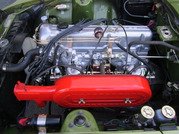 1972-Datsun-240Z-ENgine-Compartment-Restored-620x464.jpg