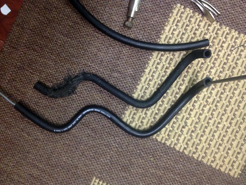240zBrakeVacuumHose.JPG